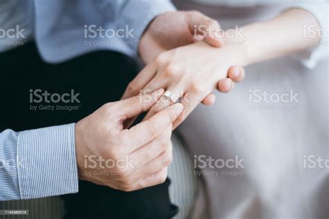 여자 친구의 손가락에 약혼 반지를 넣은 남자의 자른 샷 2명에 대한 스톡 사진 및 기타 이미지 2명 가정 생활 건강한 생활방식 Istock
