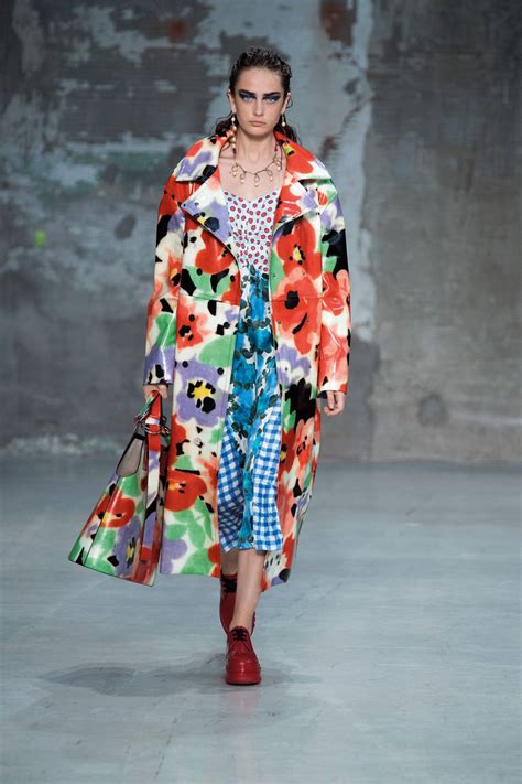2018 (mmxviii) was a common year starting on monday of the gregorian calendar, the 2018th year of the common era (ce) and anno domini (ad) designations, the 18th year of the 3rd millennium. MARNI SPRING SUMMER 2018 WOMEN'S COLLECTION | The Skinny Beep