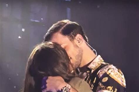 Em outubro de 2019, a artista esteve no programa júlia. David Carreira beija Carolina Loureiro em palco - a Ferver ...