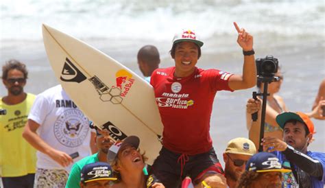 Kanoa Igarashi Wins In Brazil Qualifies For The World Tour The Inertia