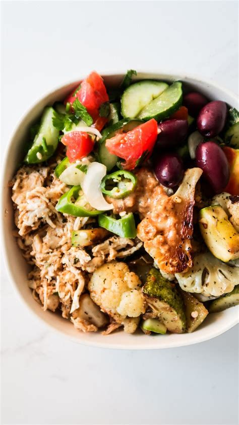 Picking up a bucket of fried chicken for dinner sure is quick and easy. Healthy Shredded Chicken Bowls Recipe {Low Carb Meal Prep Recipe} - Beauty Bites