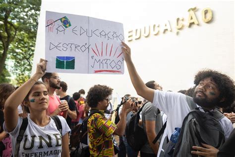alunos da unb protestam contra corte de verbas do mec na esplanada metrópoles