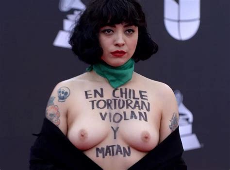 Mon Laferte protestó en topless contra el gobierno de Piñera en los Latin Grammy El Diario