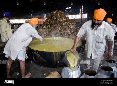Sikh Men Cooking Dhal Curried Lentils On A Huge Pot The Golden Temple Kitchen Amritsar