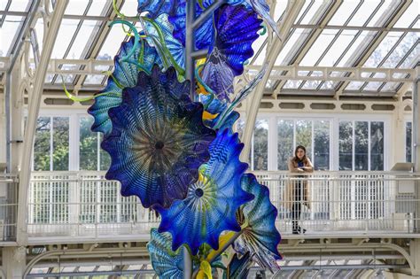 Glass Installation Dale Chihuly Kew Old Master Lion Sculpture Old