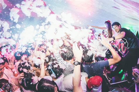 Article Put Ya Hands Up How Do Japanese Party People Get Wild In