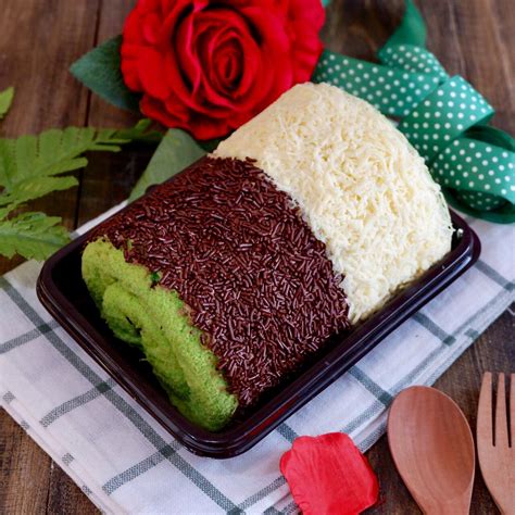 Salah satu swiss roll cake yang terkenal adalah isian keju dengan topping keju. Roll Cake | Adoralezat Bakery and Kitchen
