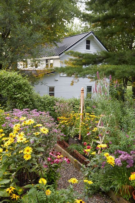 An abundance of flowers and fragrance welcomes you home and greets you every time you open your door. 22 Summer Flower to Brighten Your Cottage Garden Ideas ...