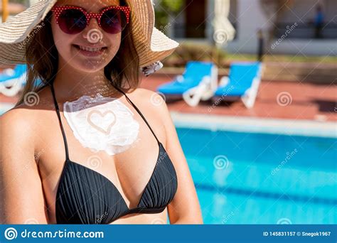 Sch Nheit Mit Sonnencreme In Der Herzform Auf Ihrer Brust Durch Das Pool Lichtschutzfaktor In
