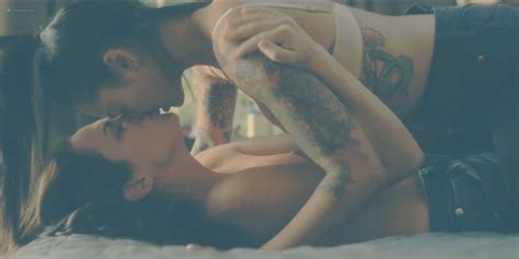 Kate Siegel Nude Nipple Levy Tran And Victoria Pedretti Hot And Sexy The Haunting Of Hill