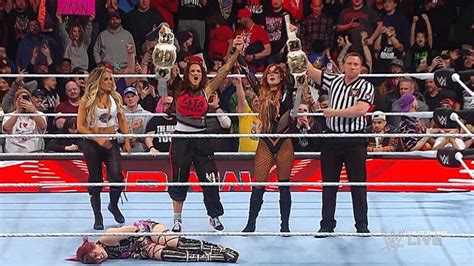 Trish Stratus Returns Helps Lita And Becky Lynch Win Womens Tag Team