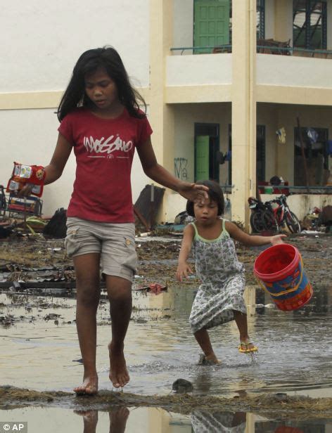 two americans among 1 700 killed in philippines typhoon haiyan daily mail online