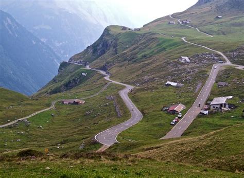 Somewhat unusually, the boundary between the two cantons does not lie at the summit of the pass. Klausenpass