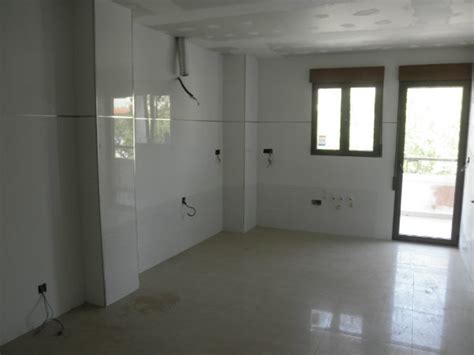 La cocina es sin duda uno de los espacios más importantes del hogar, que se erige como centro de operaciones en la vida familiar, un lugar conscientes de la relevancia de esta, en porcelanosa diseñamos cocinas al servicio de la funcionalidad y las necesidades de cada. Cocina Porcelanosa Grande Moderno | Ideas Reformas Cocinas