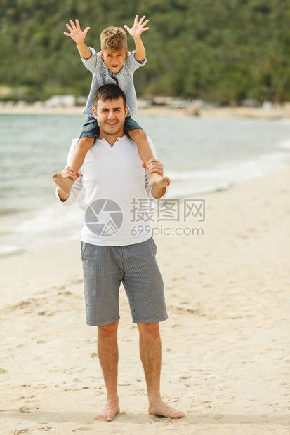 父亲在热带海滩上肩扛着孩子高清图片下载 正版图片502753072 摄图网