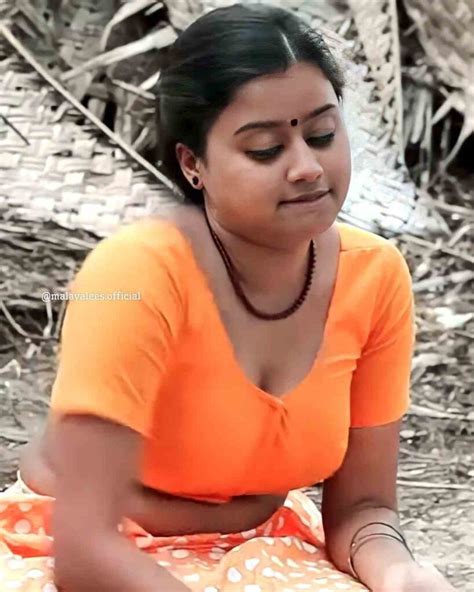 Mallu Beauty Ansiba Hassan Hot Cleavage Exposed In Blouse Without Saree