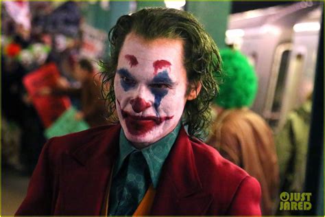 Photo Joaquin Phoenix Transforms Into The Joker Filming Riot Scene 23
