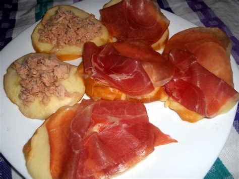 Deliziose fette di scamorza affumicata farcite con un ripieno di prosciutto crudo al rosmarino e scalogno, cotte alla piastra e servite a piacere su un riempite ciascuna tasca con il trito di prosciutto e pressate leggermente. Scamorza alla piastra