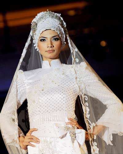 A Model Showcases The Creation ‘aroosah’ By A Malaysian Designer Syahirah During The Islamic