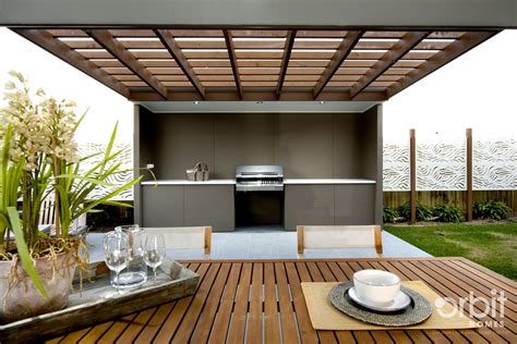 Outdoor living with built in BBQ and outdoor kitchen | Outdoor kitchen ...