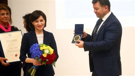 Also earlier, maia sandu announced that she would make her first official foreign visit as president of moldova to. Maia Sandu și-a amintit de Harvard când a fost decorată la ...