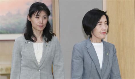 김외숙(왼쪽) 청와대 인사수석과 김진국 민정수석이 지난달 12일 오전 더불어민주당에서도 김외숙 인사수석 책임론이 고개를 들었다. 김외숙 법제처장 "문 대통령은 한결같은 분…안과 밖이 같은 ...