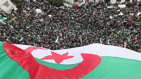 بالصور مليونية جديدة بالجزائر للمطالبة بتنحي بوتفليقة