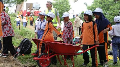 Gambar kamicikgutadika gotong royong membersihkan kawasan. Gambar Gotong Royong Di Sekolah Sd : Cara Menggambar Tema ...