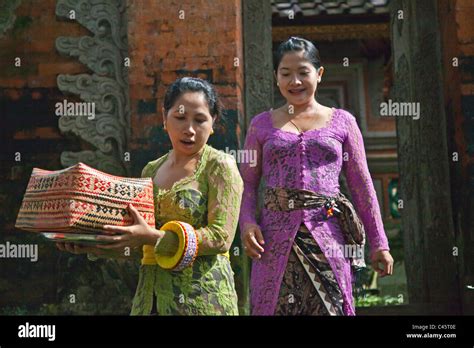 Ubud Bali Temple Offerings Fotos Und Bildmaterial In Hoher Auflösung Alamy