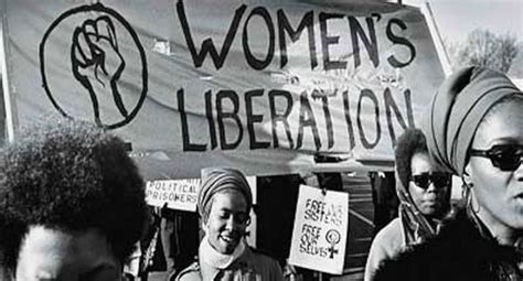 El feminismo es el pensamiento político que sostiene que ningún ser humano debe ser privado de ningún bien o derecho a causa de su sexo y un movimiento social que exige para las mujeres, iguales libertades y derechos que para los hombres y busca eliminar la dominación y violencia de los varones. Feminismo poscolonial - Wikipedia, la enciclopedia libre
