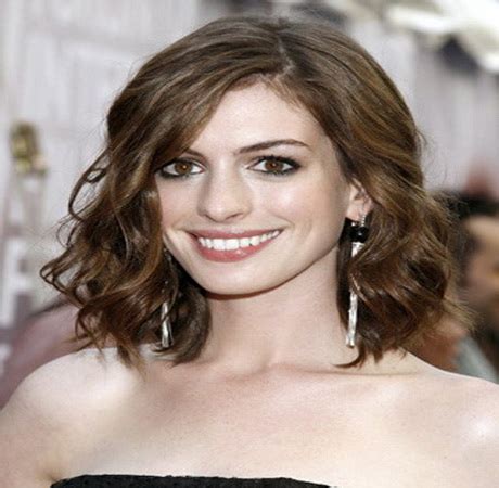 Estos cortes de pelo elegantes para los hombres llevan las tendencias al siguiente nivel. Cortes de pelo ondulado mujer