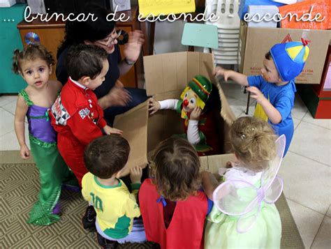 Algumas Crianças Ao Brincarem De Esconde Esconde