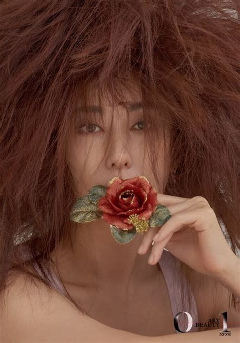 韓國女歌手金完宣最新雜誌寫真曝光
