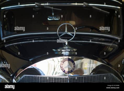 antique car dealership in San Francisco CA Stock Photo - Alamy