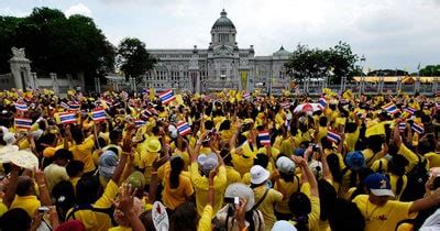 ทำไมคนไทยถึงนิยมใส่เสื้อเหลือง เหตุใดคนไทยจึงต้องใส่เสื้อเหลือง