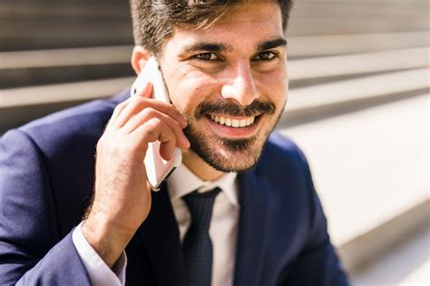 Hombre De Negocios Hablando Por El Móvil Foto Gratis