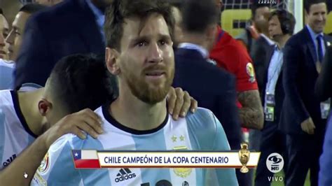 Messi rompe a llorar nada más subir al atril. Messi llora tras perder la final de la Copa América ...