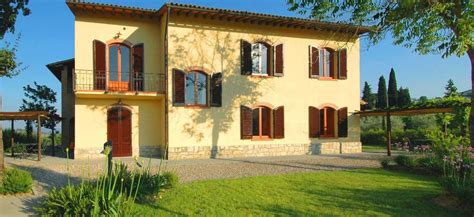 In our agriturismo, only 5 km away from san gimignano, you will find our simple, friendly and sincere hospitality, in the breathtaking scenery of the tuscan rolling hills. Agriturismo Toskana, mit einzigartigem Blick auf San Gimignano