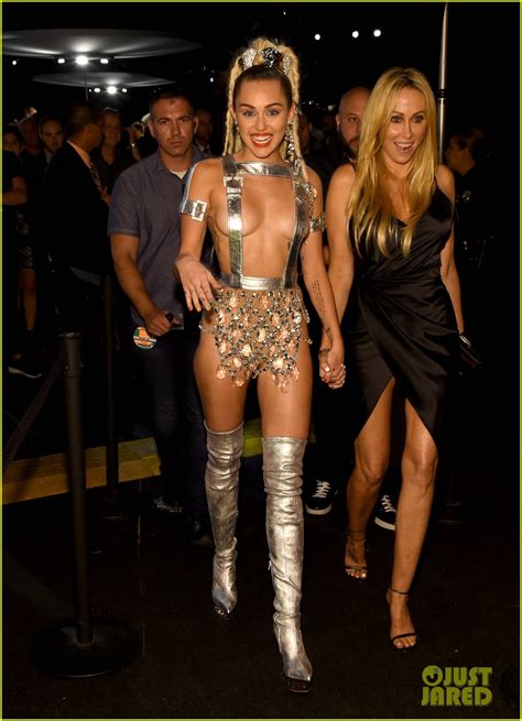 Miley Cyrus Wears Almost Nothing On Mtv Vmas 2015 Red Carpet Photo 3448962 Billy Ray Cyrus