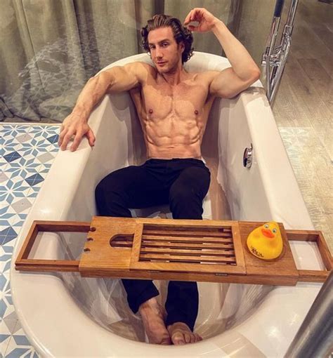 El actor Eugenio Siller posa sugerente en la bañera Fotos en FormulaTV