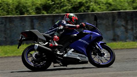 As for the claimed fuel efficiency, the yamaha r15 v3.0 petrol variant returns 30.00 kmpl. Yamaha YZF R15 V3 launched in India | Top speed & Specs ...