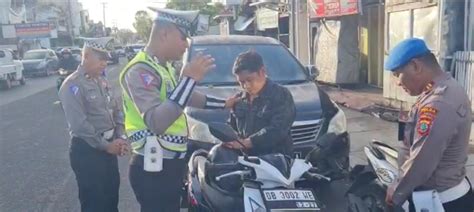 Viral Video Cara Unik Polisi Tegur Pelanggar Lalu Lintas