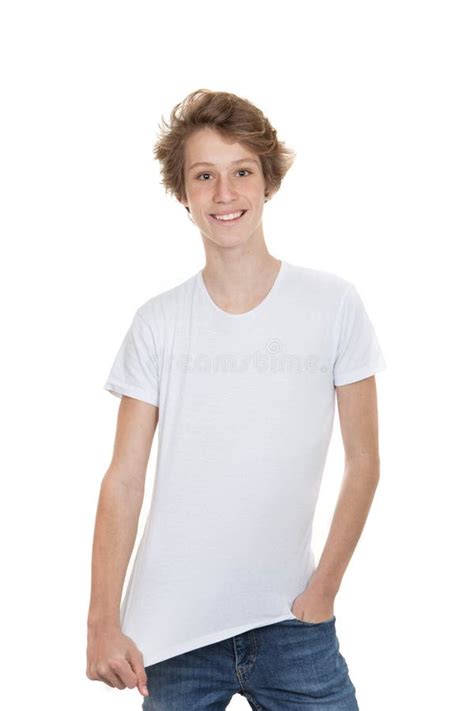 Hombre Joven Sonriente En Camiseta Blanca En Blanco Foto De Archivo