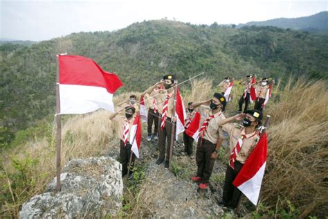 Pramuka Kibarkan Bendera Merah Putih Di Bukit Antara Foto
