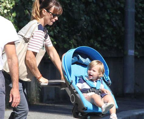 Serena autieri, adriano giannini, maurizio mattioli, sara putignano, riccardo graziosi, enrico papi, marzio romano falcione není nikde online. Serena Autieri mamma a tempo pieno: passeggiata con la ...