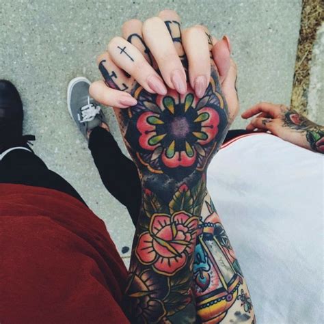 vendida ao dono do morro [concluído] tatuagem rosa tatuagem no dedo tatuagem na mão