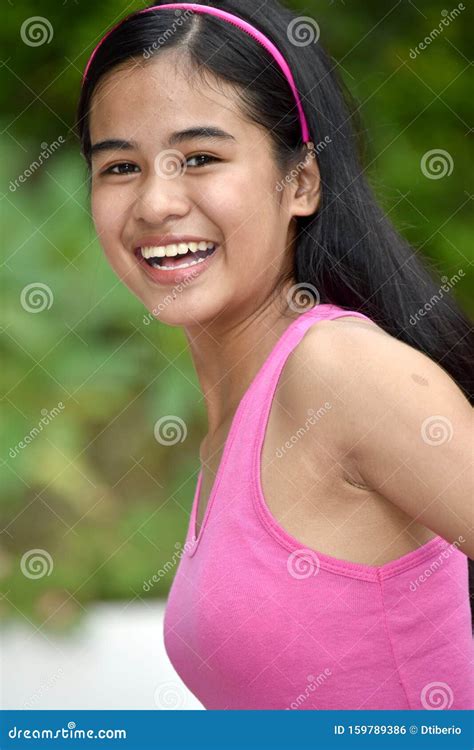 En Cute Filipina Girl Som Ler Arkivfoto Bild Av Skönhet Barn 159789386