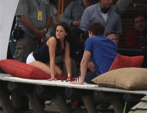 Pattinson Gallery New Robert Pattinson And Kristen Stewart Photos E B Kissing Scene At The Beach