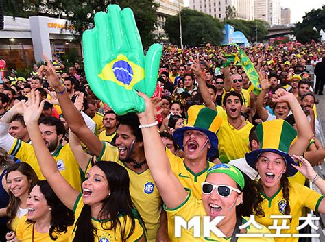 Veja quais são os eventos já anunciados da organização para as próximas semanas. 브라질 카메룬 `축구의 나라 브라질의 열정적인 거리응원`