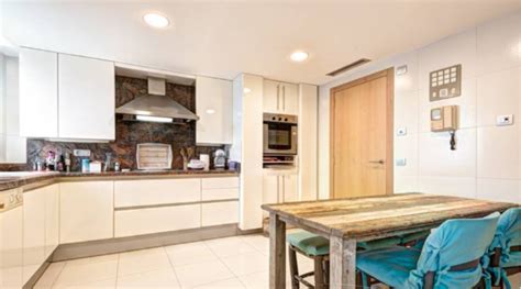 Kyero ist das immobilienportal für spanien, mit mehr als 350.000 immobilien von führenden spanischen immobilienmaklern. Luxus Wohnung zum Verkauf in Ibiza Marina Botafoch.